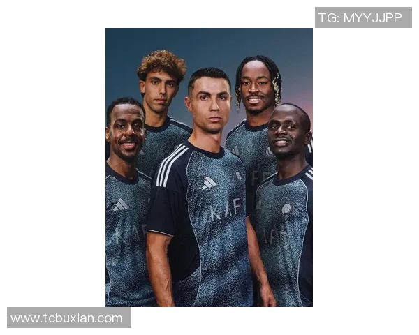 C罗时尚穿搭解析：从球场到街头的个人风格演绎